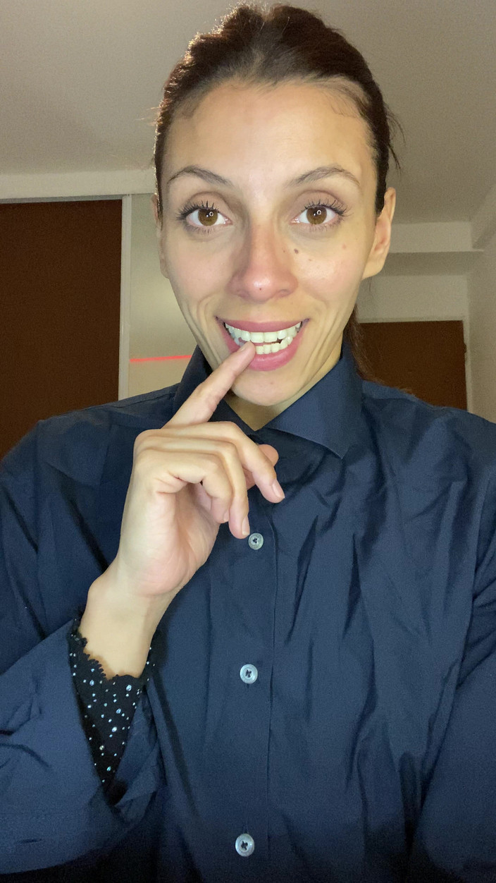 Lynn Scream: फूहड़ सचिव अपने बॉस के तनाव से राहत दिलाती है