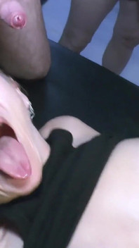 Vuile slet!! Meerdere spuitende milf laat iedereen haar creampie-gangbang neuken