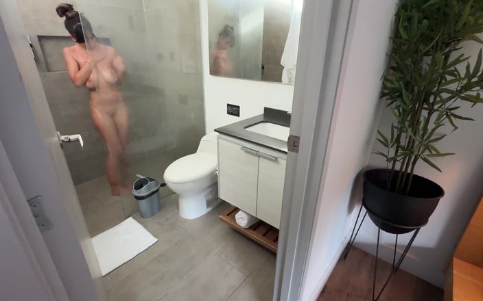Kitty Kriss: Um estranho invadiu meu quarto. O que aconteceu em seguida...