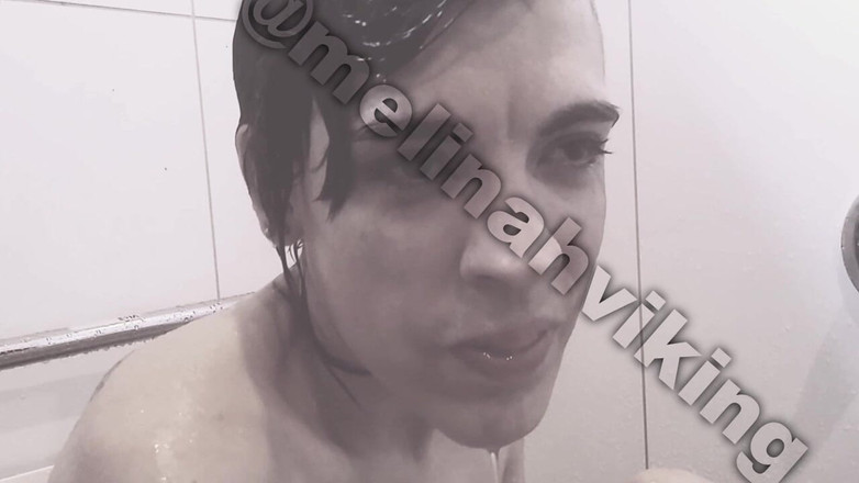 Melinah Viking: Luv Me When Wet