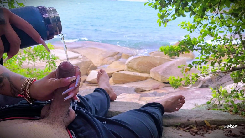 D3k69: 海滩上的惊喜射精打手枪