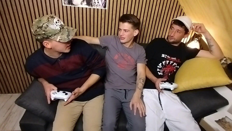 Soy Bruno: Grając, zamówiliśmy kanapki. i Dostawa pozostała dla trio - Alan, Facu...