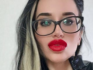 Julia domaina: Läderkläder, leksak, röda läppar och röda långa naglar