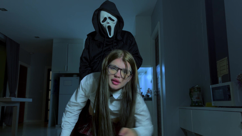 SkinLovers: Çığlık atarak sert anal seks. Filmin porno parodisi çığlık cadılar bayramı