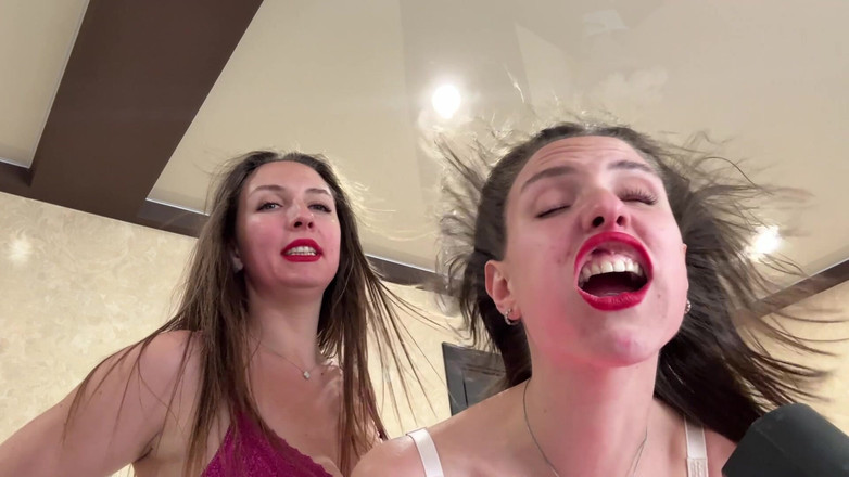 Hottie goddess: Cewek kembar ini lagi asik mainin wajahnya - pov