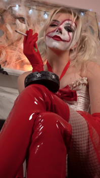 La princesa del circo espeluznante te hace su cenicero humano