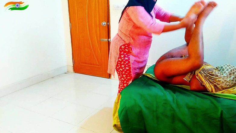 Aria Mia: Figliastro ammanettato e scopato dalla matrigna sexy mentre suo marito...