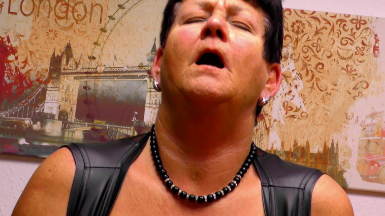 Old & Young: Gorąca Dojrzała Babcia DP Działa Ten Cały Trójkąt