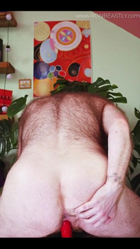 Behaarte Ftm reitet einen stuhldildo