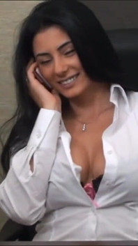 Sofia Cucci klädd som chef sticker en stor leksak i röpan