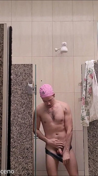 Pynk cap che nuota con il costume da bagno mezzo nudo