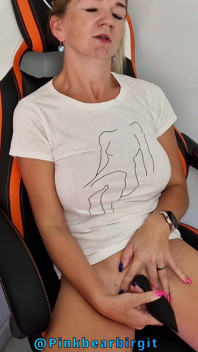 Sevimli pembe ayı Birgit'in külotu ve tıraşlı amını parmaklıyor