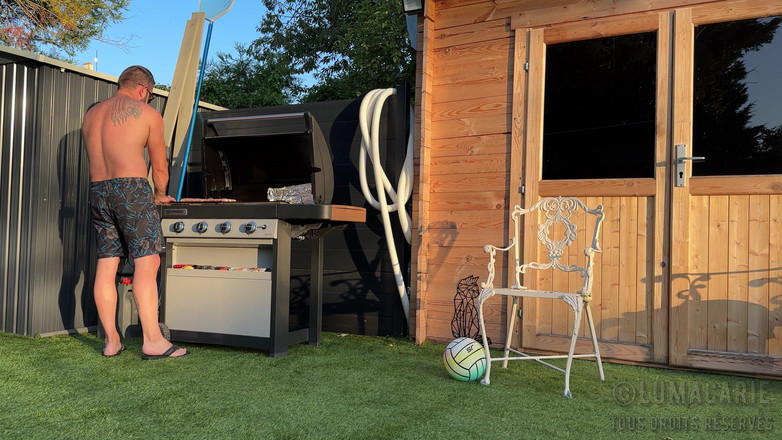 Lumacarie: 루카스가 수영장 옆에서 아델리와 섹스한다