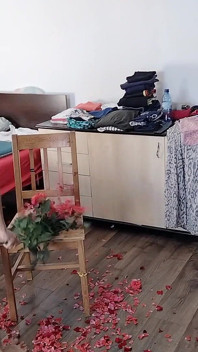 Seksi üvey anne çıplak güllerle eğleniyor.