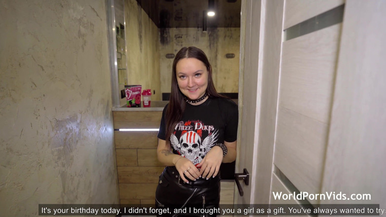 Selected worldwide porn: Trio avec une fille en cadeau d'anniversaire