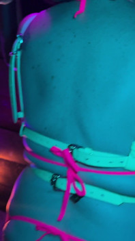 Vidéo Complète - Gloryhole Glow Party - Cliff Media Productions