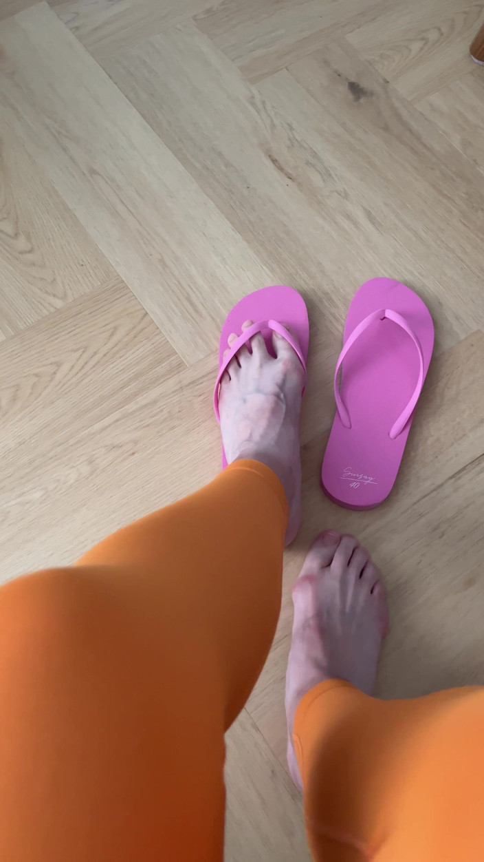 Feet: ビーチサンダルのフットショー