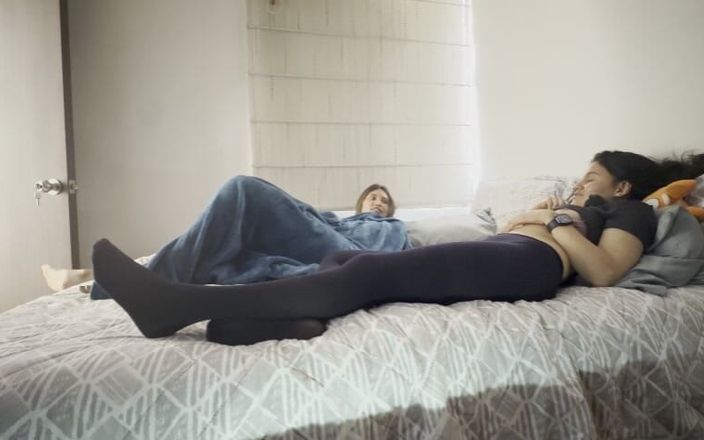 scarlettandc: Due donne che scopano duro con i collant hanno molti...