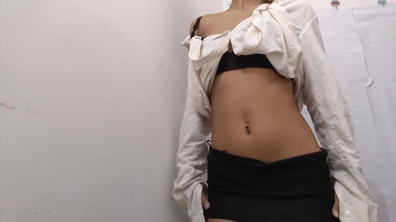 desigirl93: 화장실에서 자위하는 귀여운 소녀