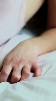 Lily Klass pracuje kutas jej mężczyzny w łóżku