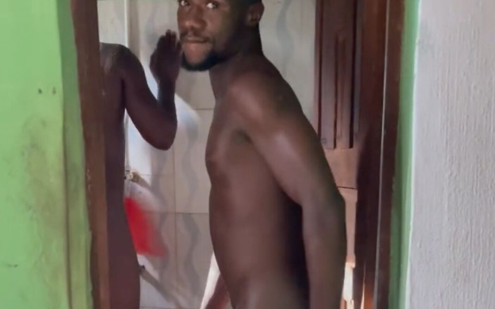 Morris_monthanna: Ateşli bir öğleden sonra soğuk banyo yapıyor