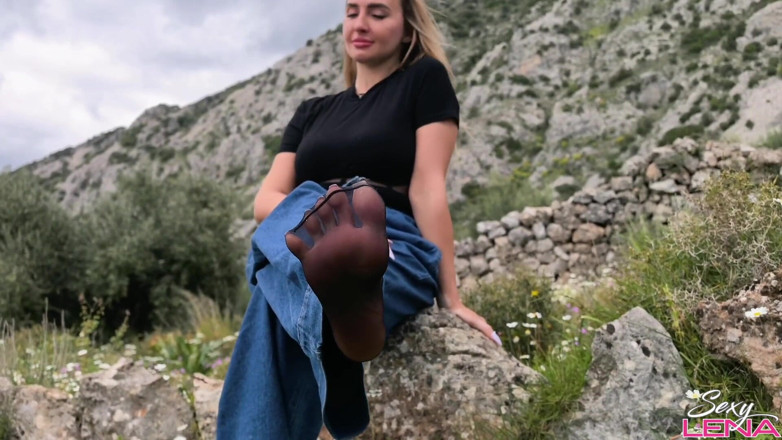 Goddess Lena: Грецький гірський футджоб із потними нейлоновими ногами — Зовнішній крем-пай на моїх підошвах