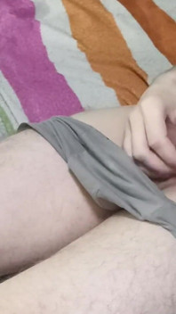 Magro cara acaba com seu esperma doce e suculento em si mesmo