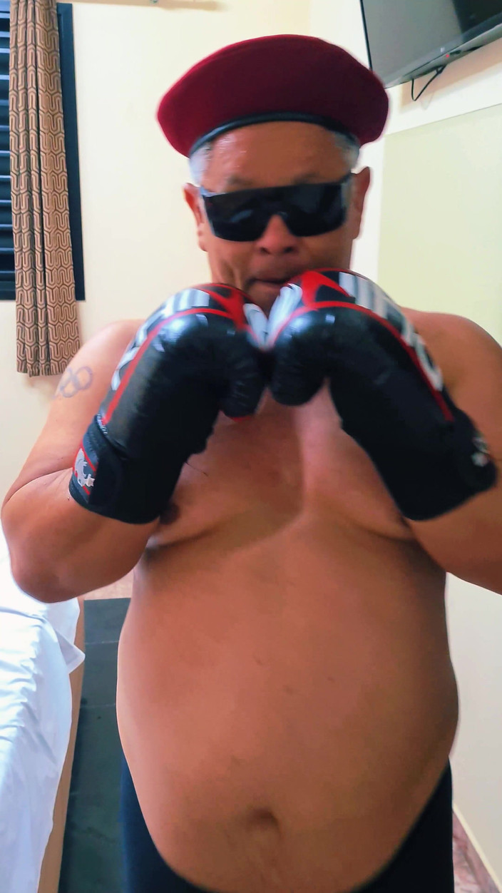 Punchbagplz: (pov) Captain Dominator Vs You (hành động nhập vai)