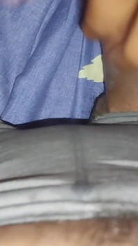 Lentamente você está quebrando minha bunda, é meu primeiro anal. Embora doa, eu me sinto como se gostasse, gozada interna anal.