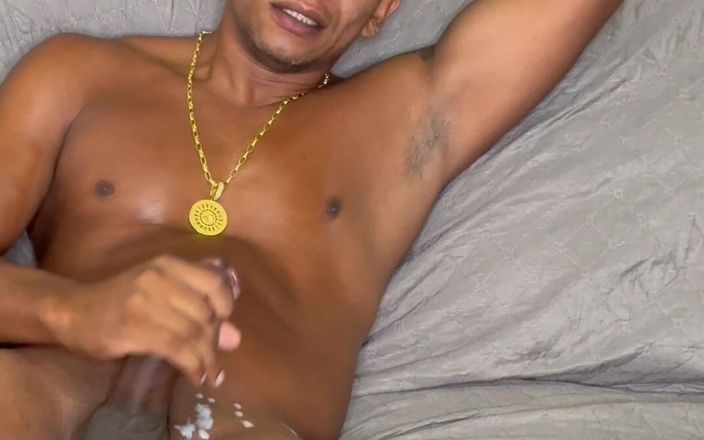 King Oficial: M-am excitat dorind să fut un cur mic, m-am masturbat și...