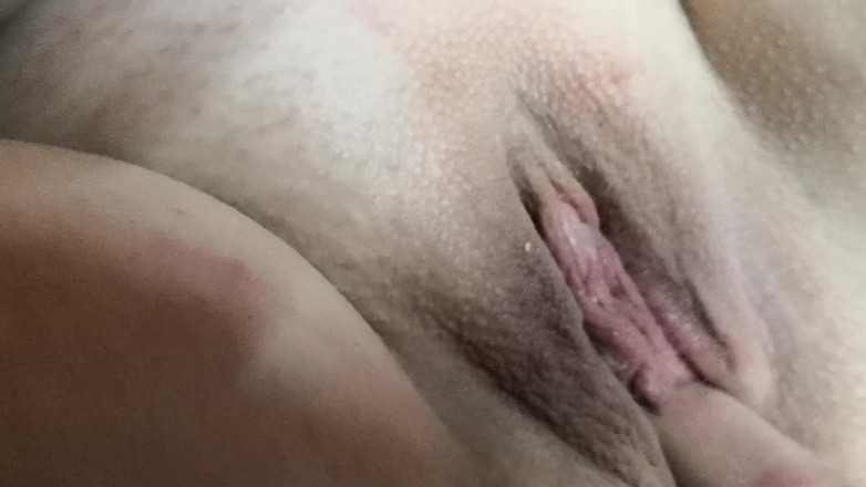 Bouncy Tits Action: Przekręć i pociągnij moją łechtaczkę
