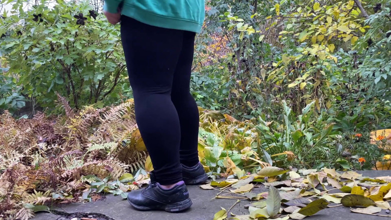 Elena: Culona milf meando al aire libre