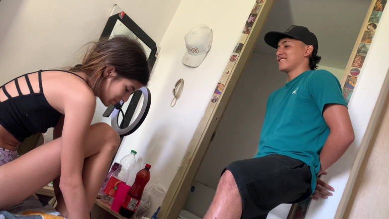 TUflacasex123: 私は義理の妹の部屋に行き、彼女と彼女の素敵さを聞きました