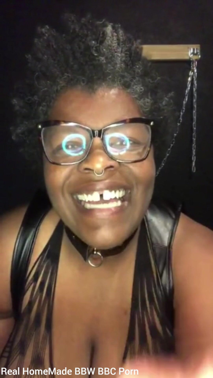 Super sexy ebony cuties: Berpose dengan pakaian dom fem yang seksi