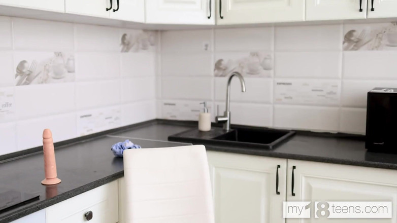 My 18 Teens: My18teens - Imbirowa dziewczyna bawi się dildem w kuchni
