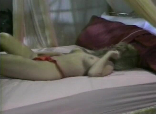 Teens Get it Hard: La formosa bionda si masturba in un video vintage voodoo
