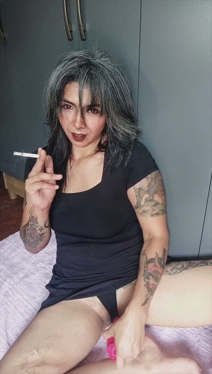 Casia Castro: Fumaça e Fundo - Me Veja Me Foder Enquanto Fumo