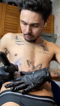 Dövme yaptırmaya gittim, sert bir penis yaptım ve boşalana kadar mastürbasyon yaptım