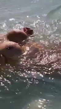 Sexig Monika Fox simmar, onanerar och sprutar i havet och på stranden