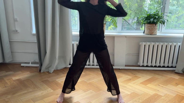 Skinny_lady69: Étirement sexy dans des vêtements transparents