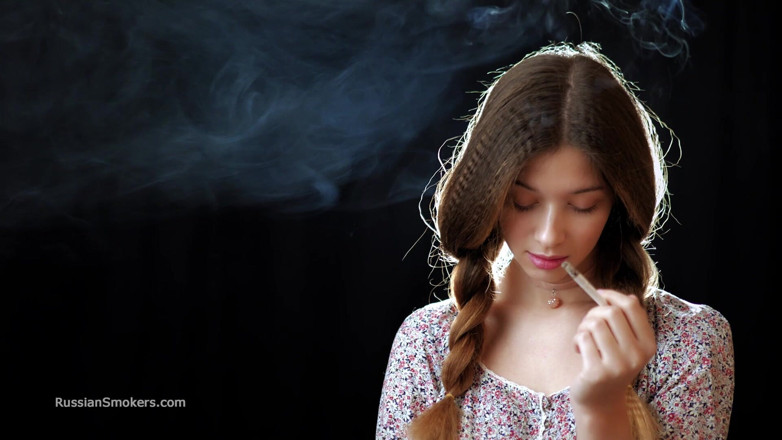 Russian Smokers: Awek Rusia seksi menggoda rokok dengan perlahan