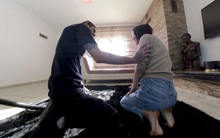 SassyTiff: 家庭女仆被性交