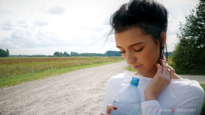 CharmModels: Sofia Z våta våta våta T-shirt och hårda bröstvårtor