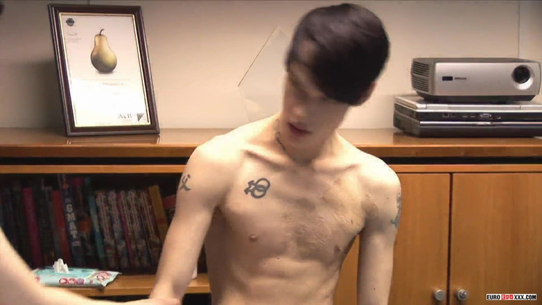 Euro boy xxx: Femeie de afaceri fără prezervativ futai în trei
