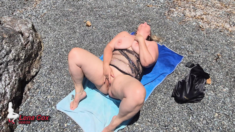 Lena Cox: Stříkající masturbace na pláži
