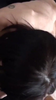 Kleine milf-brünette wird in einem gangbang doppelt vaginal gestopft