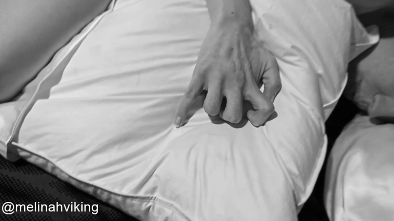 Melinah Viking: Permainan fetish kaki satin