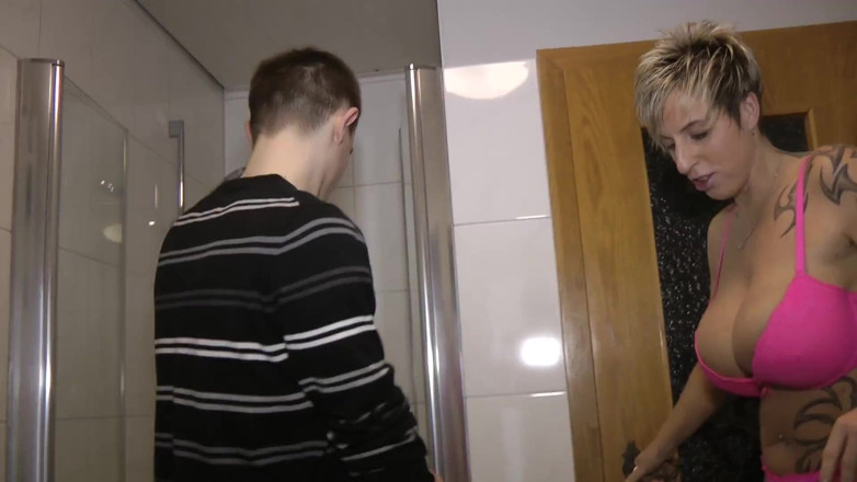 German amateur - 100% German hardcore videos: Curva blondă matură este futută cu pumnul de un tip...