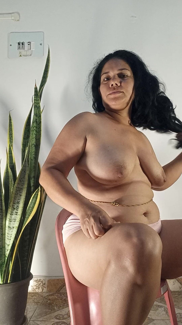 Valkyrie and Luigy Couple: Une voisine suce une gorge profonde délicieuse