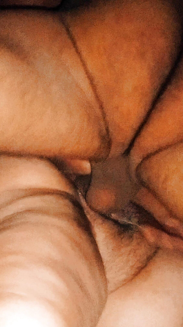 Lily & Theo: У темному гаражі заміжня жінка робить перерву, щоб отримати кремпай на добре обдарований член чоловіка та сквірт від пожадливості